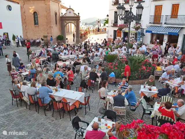Panaderos huren in Spanje, Andalusië, Cómpeta - vakantiehuis Eten op het dorpsplein tijdens een flamenco-optreden. Er zijn diverse restaurants.