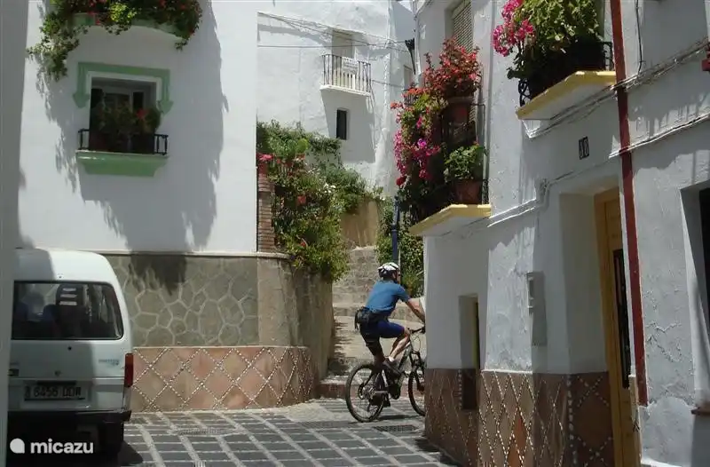 Des VTT peuvent être loués dans le village pour une excursion dans le parc naturel. Vous pouvez également rouler avec un véhicule tout-terrain dans la région montagneuse.