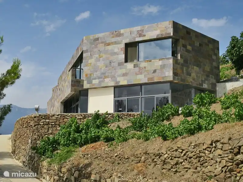 Bodegas Bentomiz. Le couple néerlandais André Both et Clara Verheij élaborent ici des vins de qualité. Ils organisent des dégustations et servent un excellent déjeuner de 3 ou 5 plats.