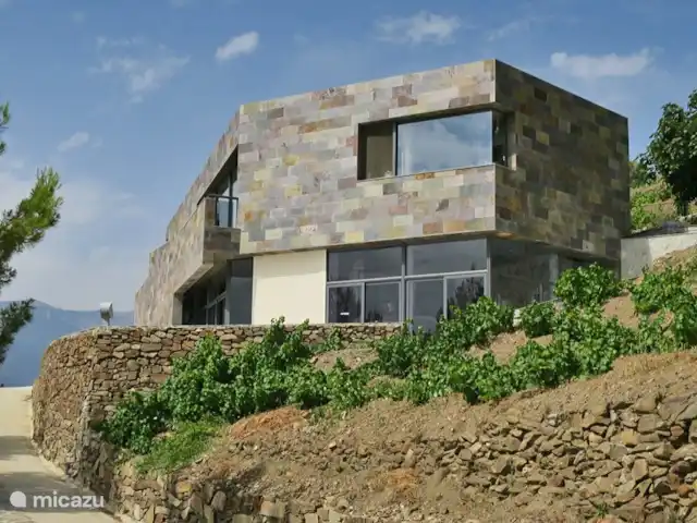 Panaderos huren in Spanje, Andalusië, Cómpeta - vakantiehuis Bodegas Bentomiz. Het Nederlandse stel André Both en Clara Verheij maakt hier topwijnen. Ze organiseren proeverijen en serveren een uitstekende 3- of 5-gangenlunch.