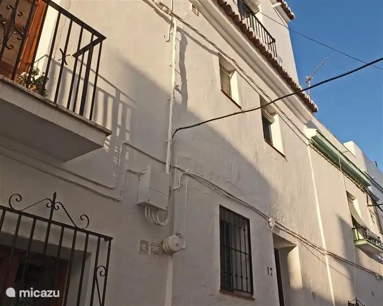 La maison de vacances est située dans une rue calme et piétonne de Cómpeta.