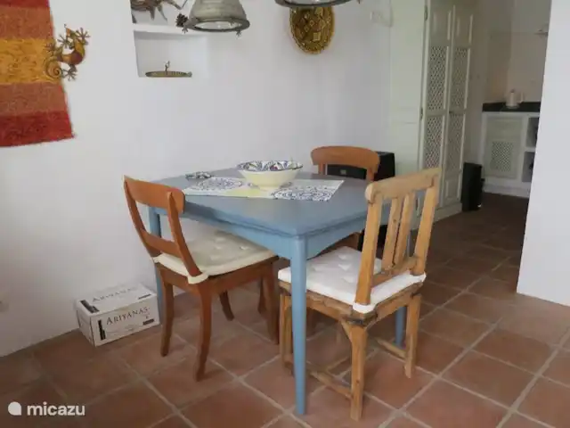 Panaderos huren in Spanje, Andalusië, Cómpeta - vakantiehuis Eettafel met zicht op de keuken.
