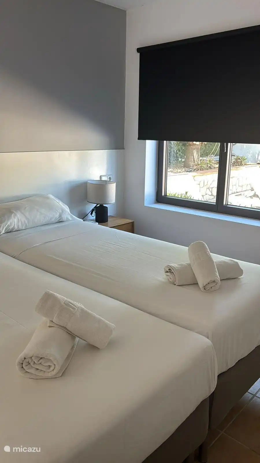 Slaapkamer bij zwembad