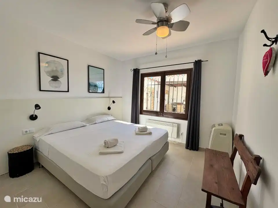 Chambre des maîtres à l’étage avec lit King Size (1.80 x 2.00)