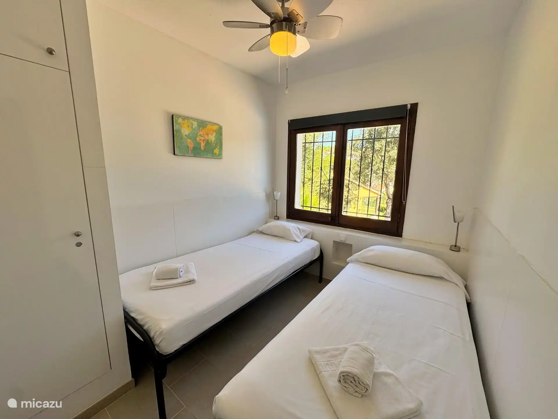 Chambre avec deux lits simples
