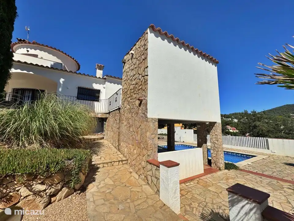 Chemin d’appartement à l’étage à appartement et piscine en bas