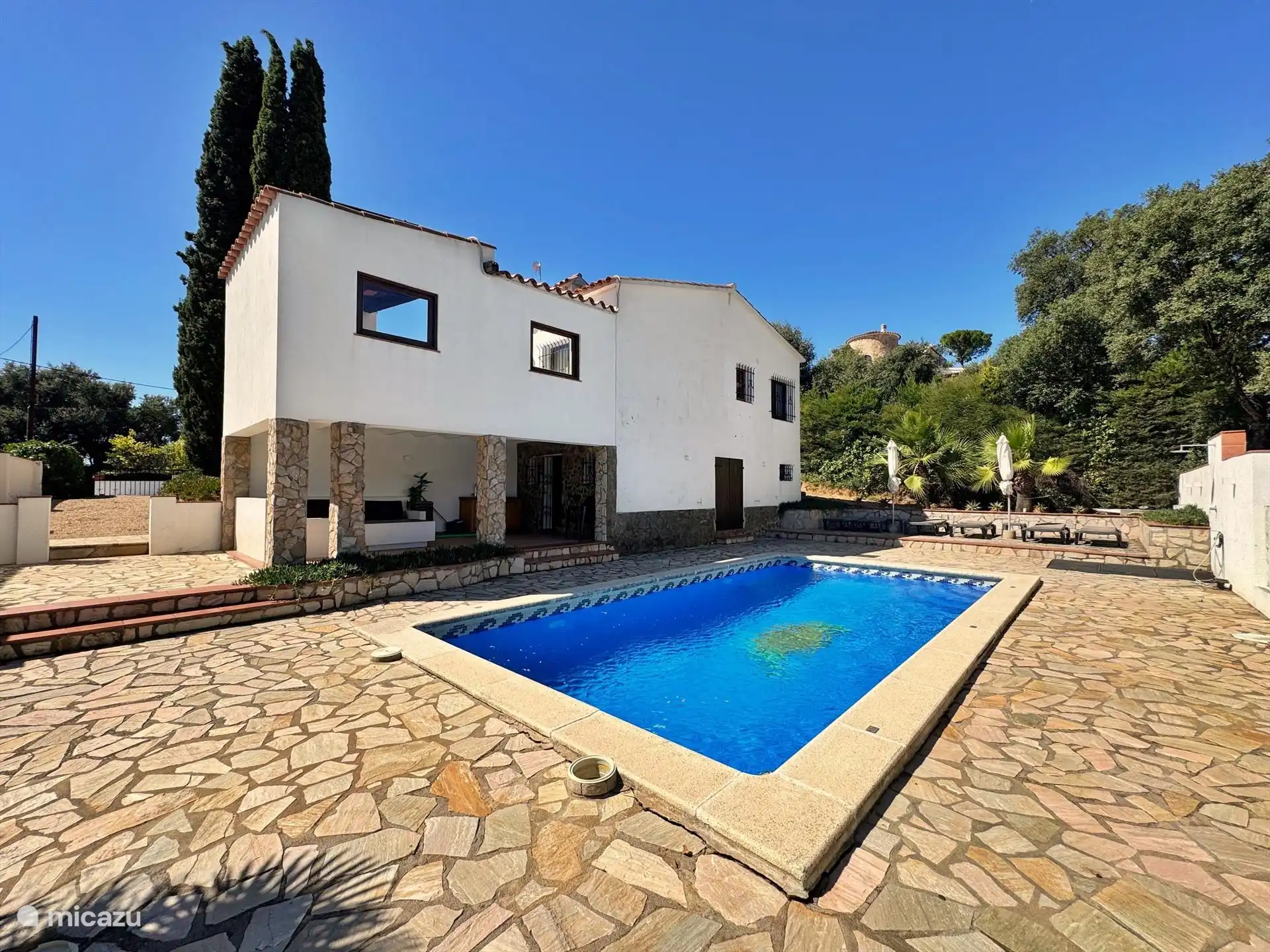Maison arrière avec piscine 8x4 et terrasse ensoleillée