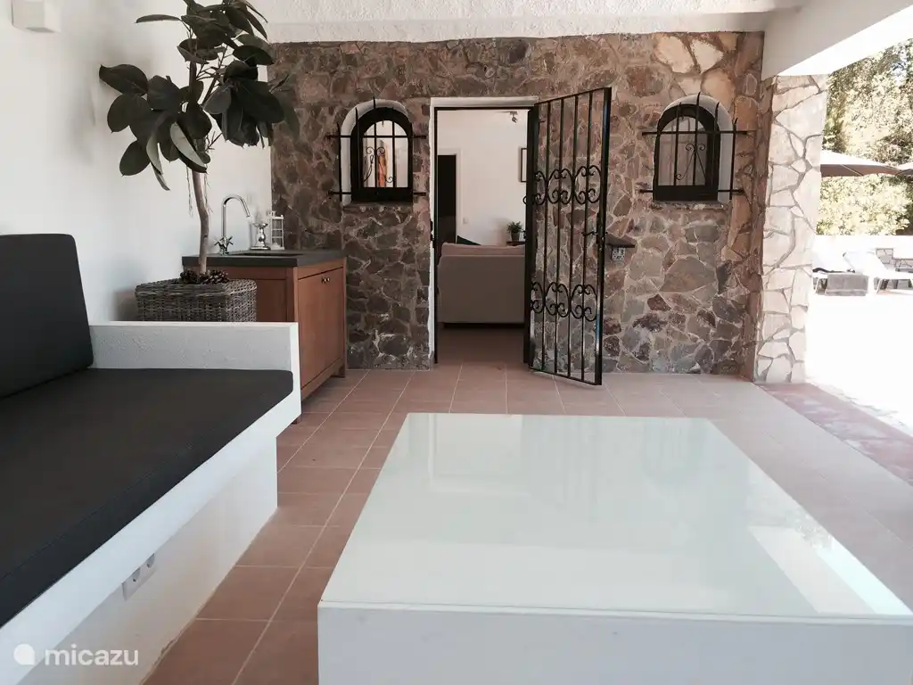 Lounge terrasse en bas de l'appartement et de la piscine.