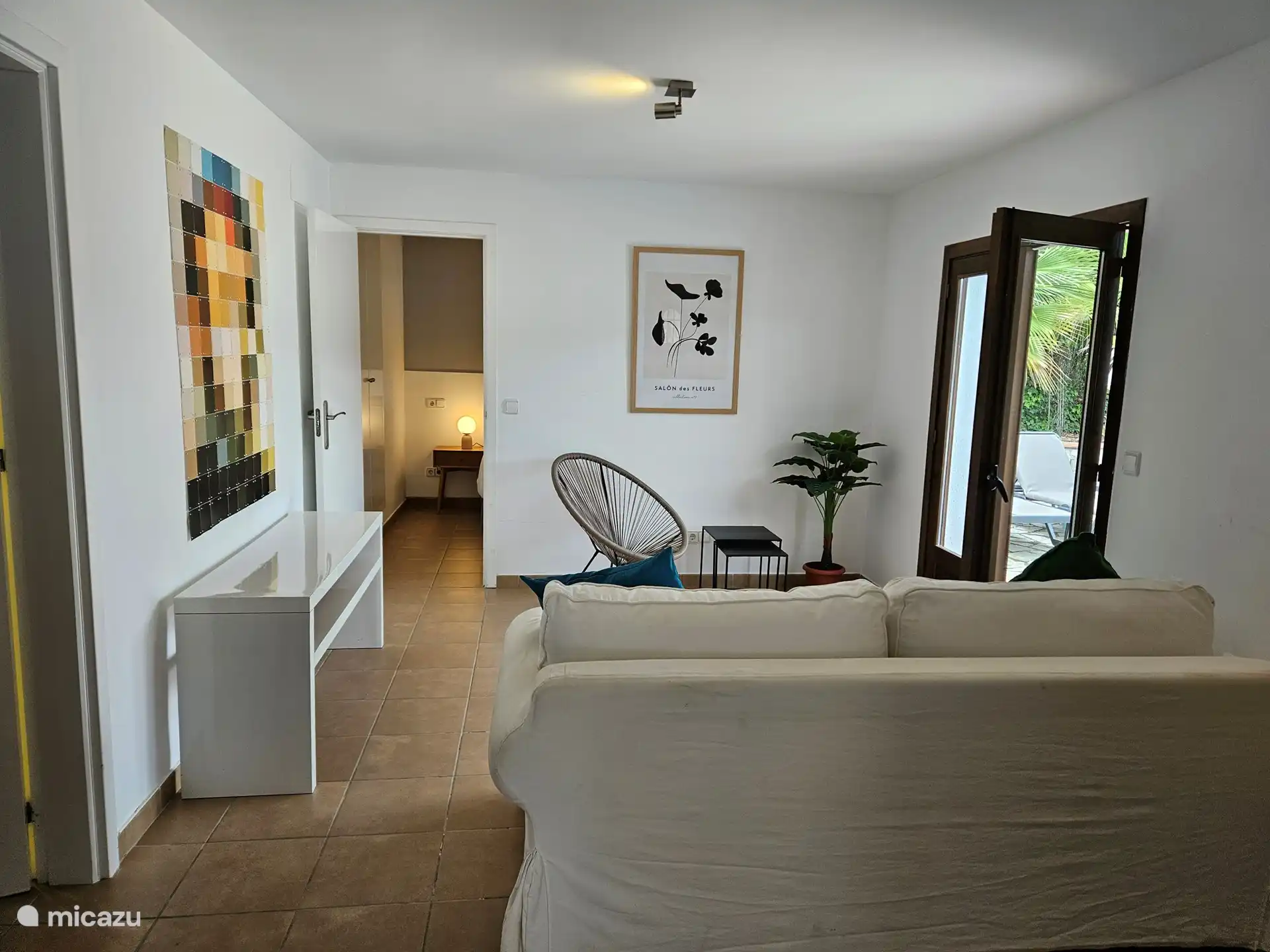 Appartement en bas au bord de la piscine