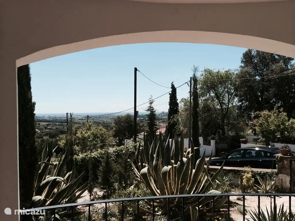 Vue fantastique sur la mer à l'avant de la maison.