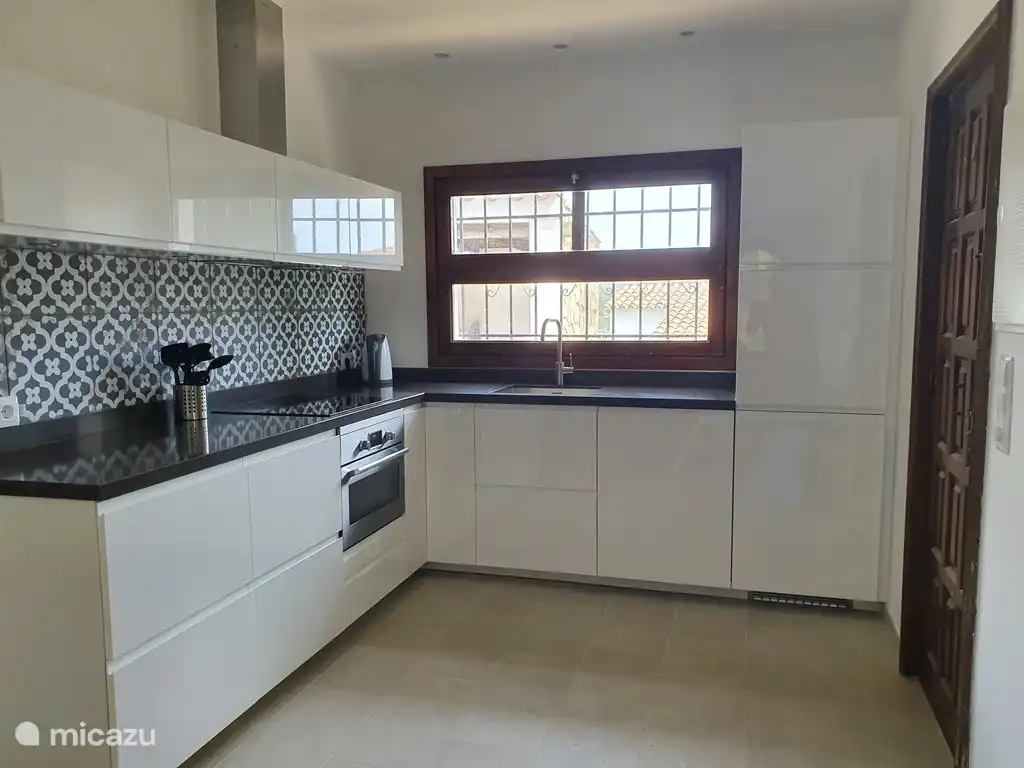 Cuisine neuve entièrement équipée avec plaque à induction, four, lave-vaisselle etc.