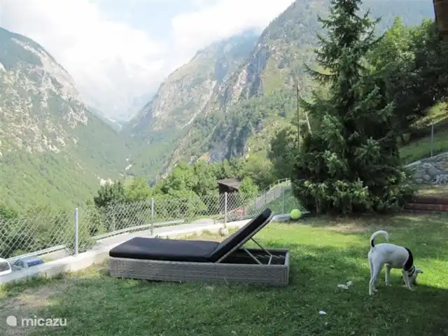 Location de Vacances Suisse, Valais, Eggen, chalet - Baltschieder Blick Le jardin avec vue sur le Baltschiedertal d'un côté et le Rhône de l'autre.