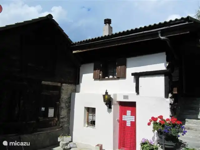 Location de Vacances Suisse, Valais, Eggen, chalet - Baltschieder Blick L'entrée de la maison avec une belle terrasse ensoleillée. Divers beaux itinéraires à travers le Baltschiedertal commencent également ici.