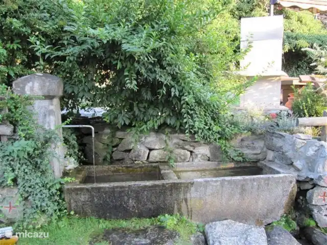 Location de Vacances Suisse, Valais, Eggen, chalet - Baltschieder Blick Ce sac avec de l'eau potable fraîche et fumante est adjacent au côté de la maison.