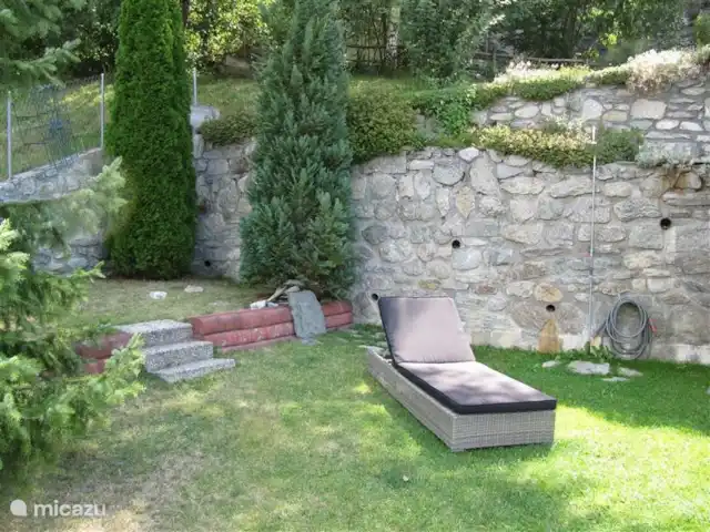 Location de Vacances Suisse, Valais, Eggen, chalet - Baltschieder Blick Joli jardin ensoleillé.
Il y a 2 de ces transats et chaises longues pour se détendre.