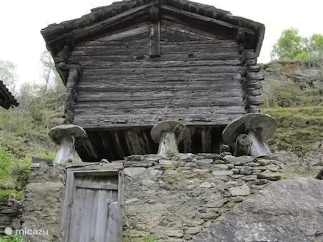 Location de Vacances Suisse, Valais, Eggen, chalet - Baltschieder Blick Le plus ancien espion du village a environ 400 ans. Ceci est adjacent à notre terrasse à l'entrée de la maison.