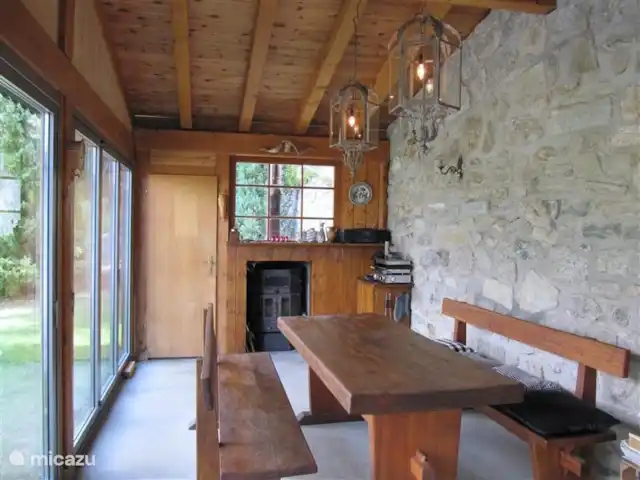 Location de Vacances Suisse, Valais, Eggen, chalet - Baltschieder Blick Le salon du jardin. Un merveilleux séjour avec une grande table et des bancs où l'on peut s'installer confortablement à 8 à 10 personnes. De là, vous avez une belle vue sur le jardin et le Baltschiedertal. Le mur de verre peut s'ouvrir complètement ! L'espace peut éventuellement être chauffé avec le poêle à bois