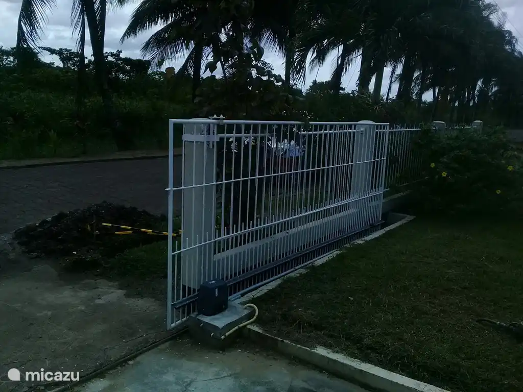 Rainy weather
Can be opened with a remote control

Video available on request