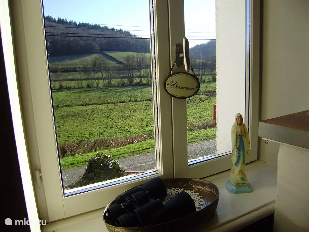 Het uitzicht vanuit de keuken op de vallei van Larochemillay.