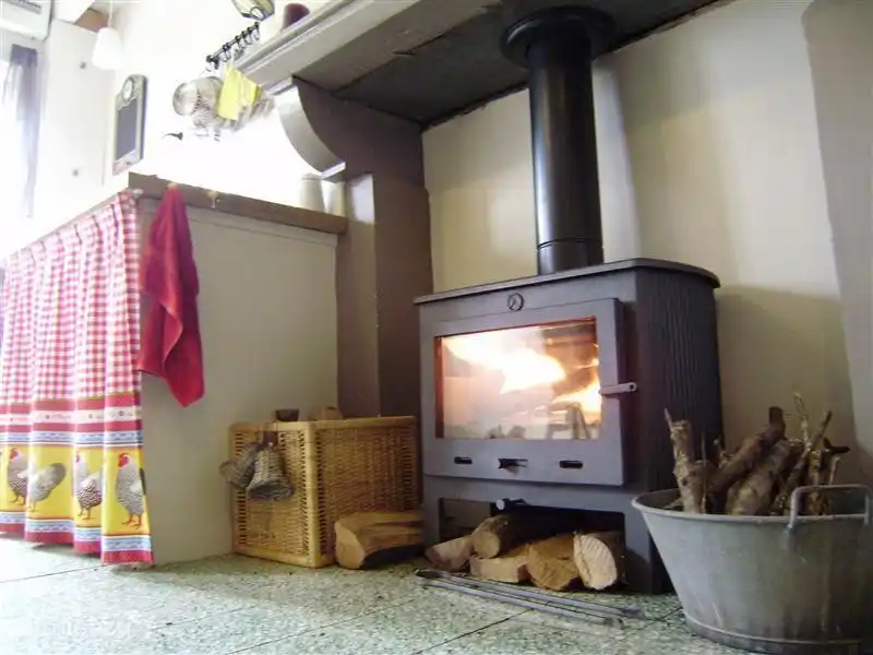 Een gietijzeren houtkachel staat garant voor aangename warmte én romantische avonden... 