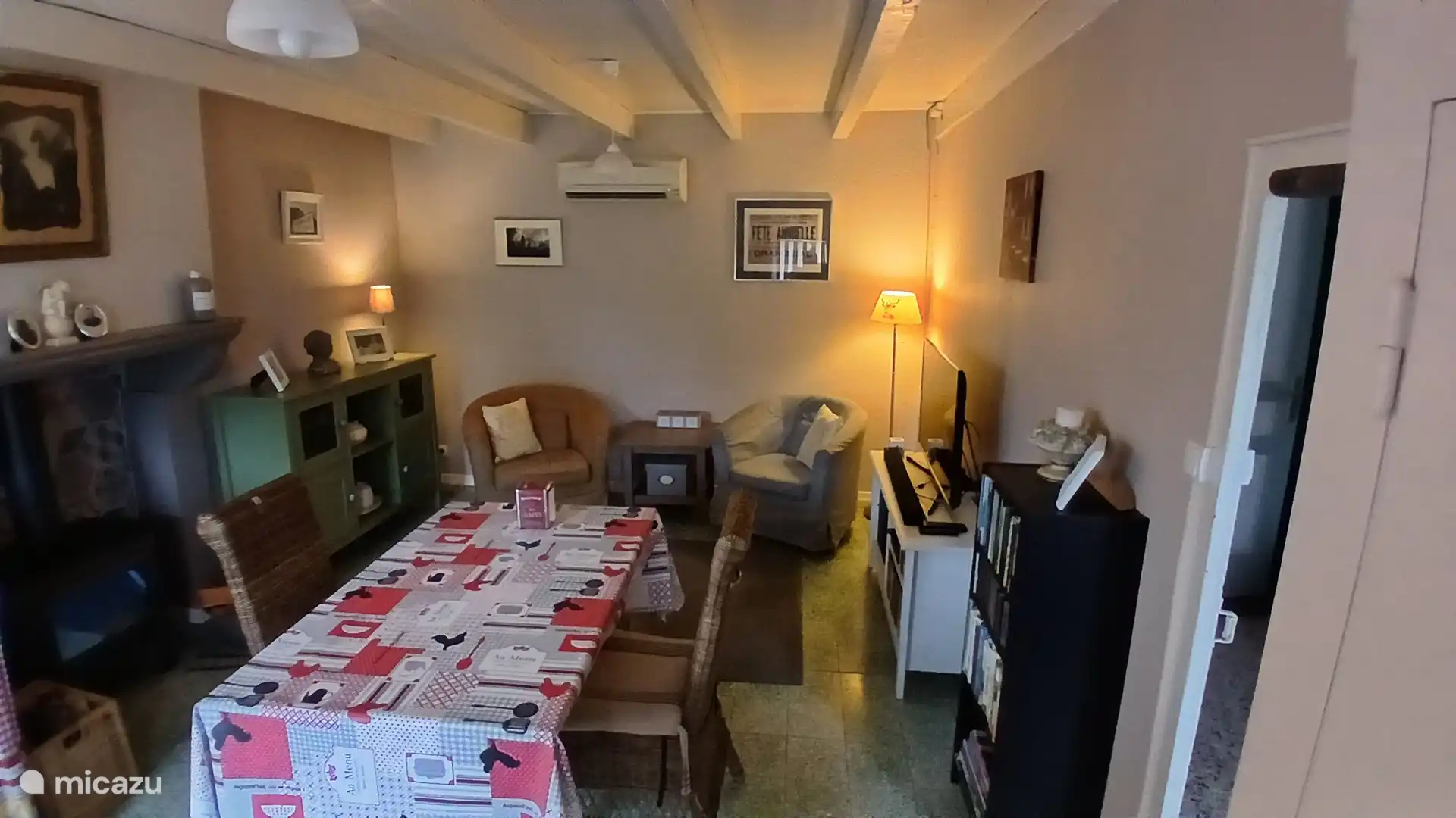 In de woon-leefkeuken vindt u comfortabele fauteuils en een keukentafel met rieten stoelen.