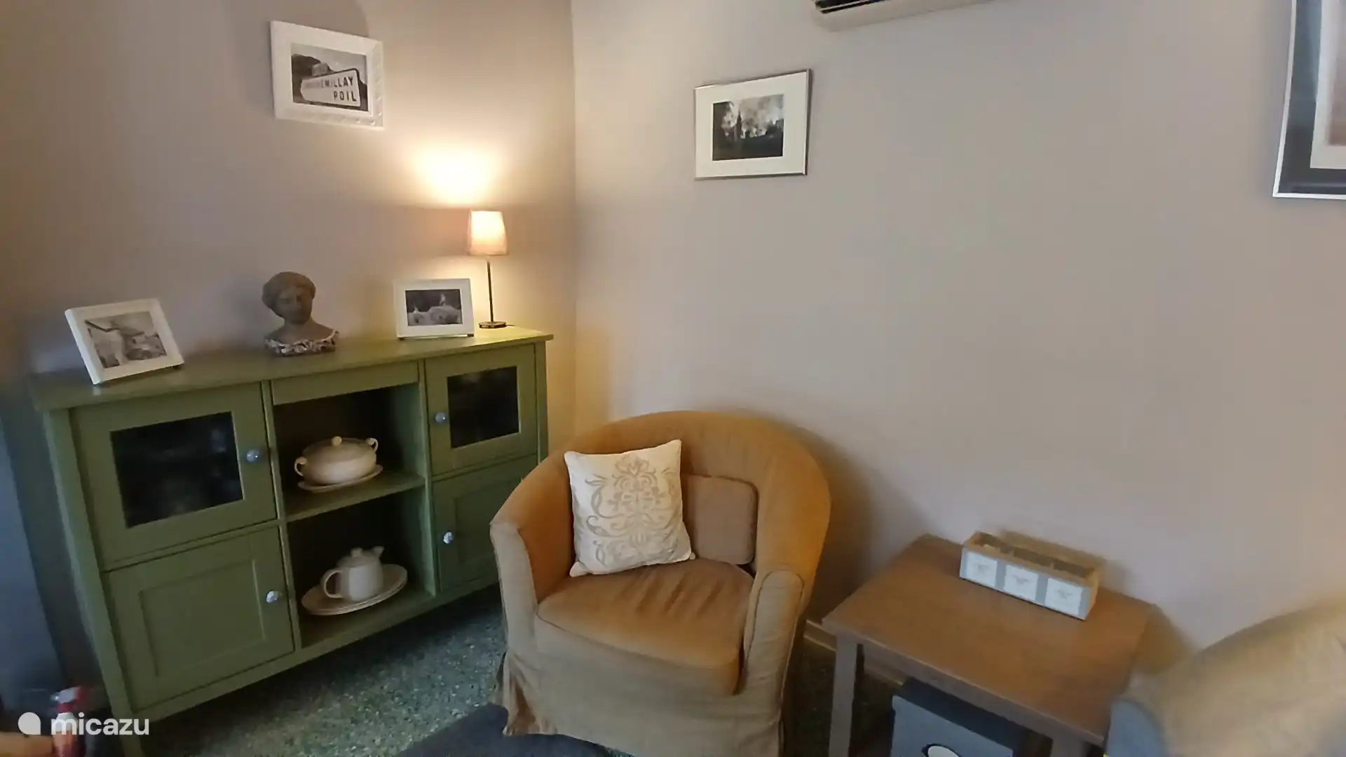 In het woongedeelte kunt u 's avonds lekker onderuit in comfortabele fauteuils.