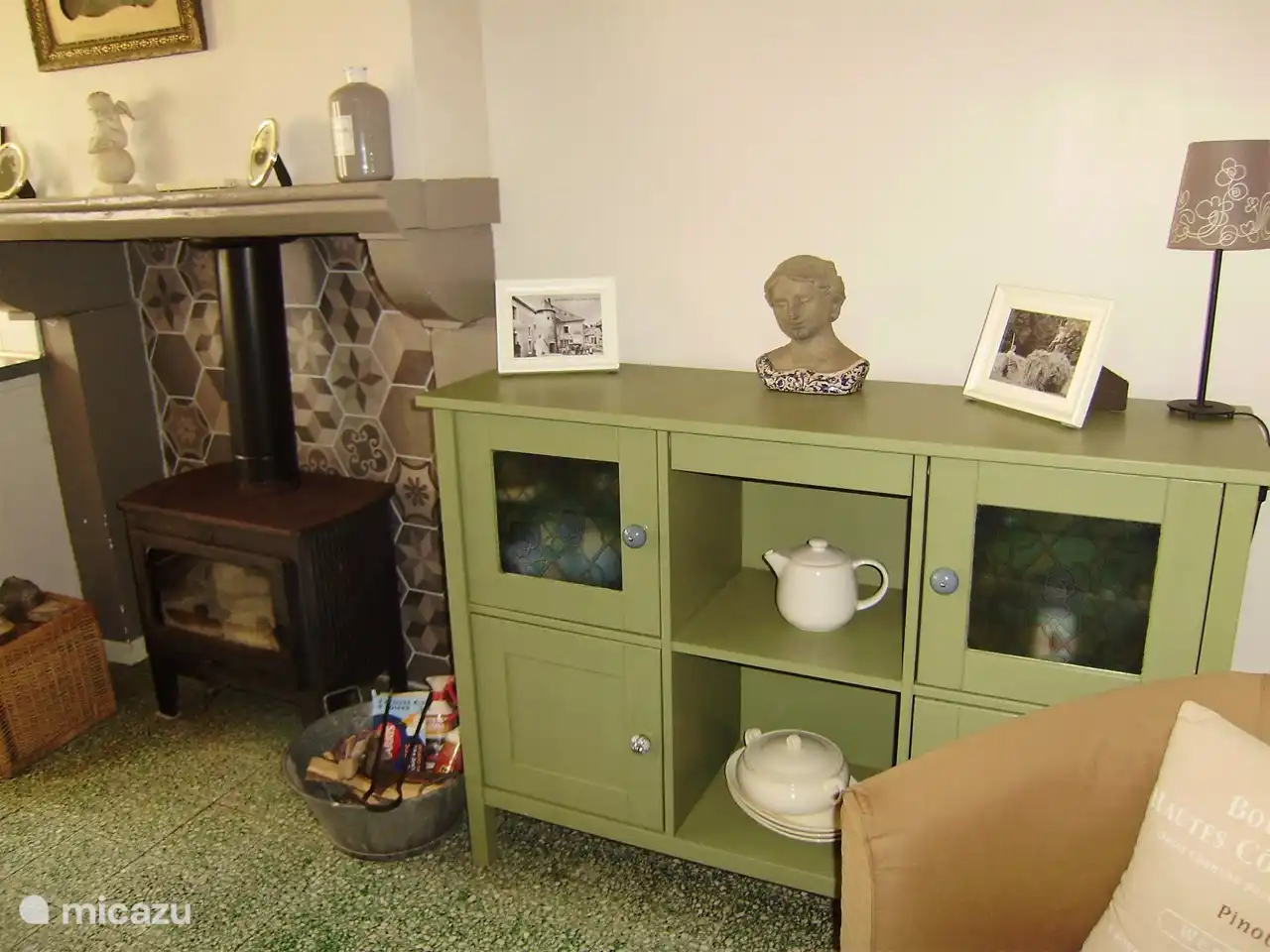 Een blik in het 'salon'-gedeelte met houtkachel.