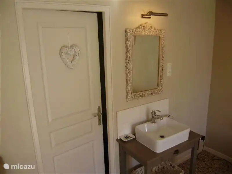 Luxe wastafel met spiegel in de slaapkamer.