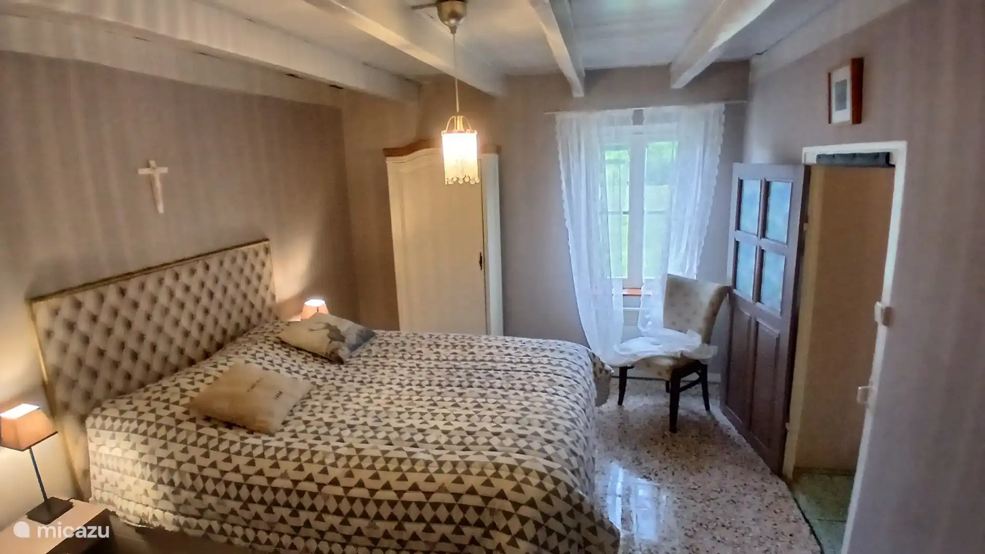 Kijkje in de slaapkamer met ruim tweepersoons bed.