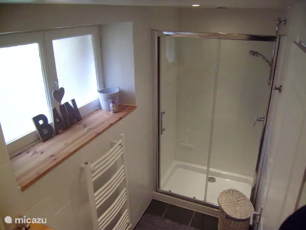 Lekker ruim douchen in de badkamer van Gite Le Verne.