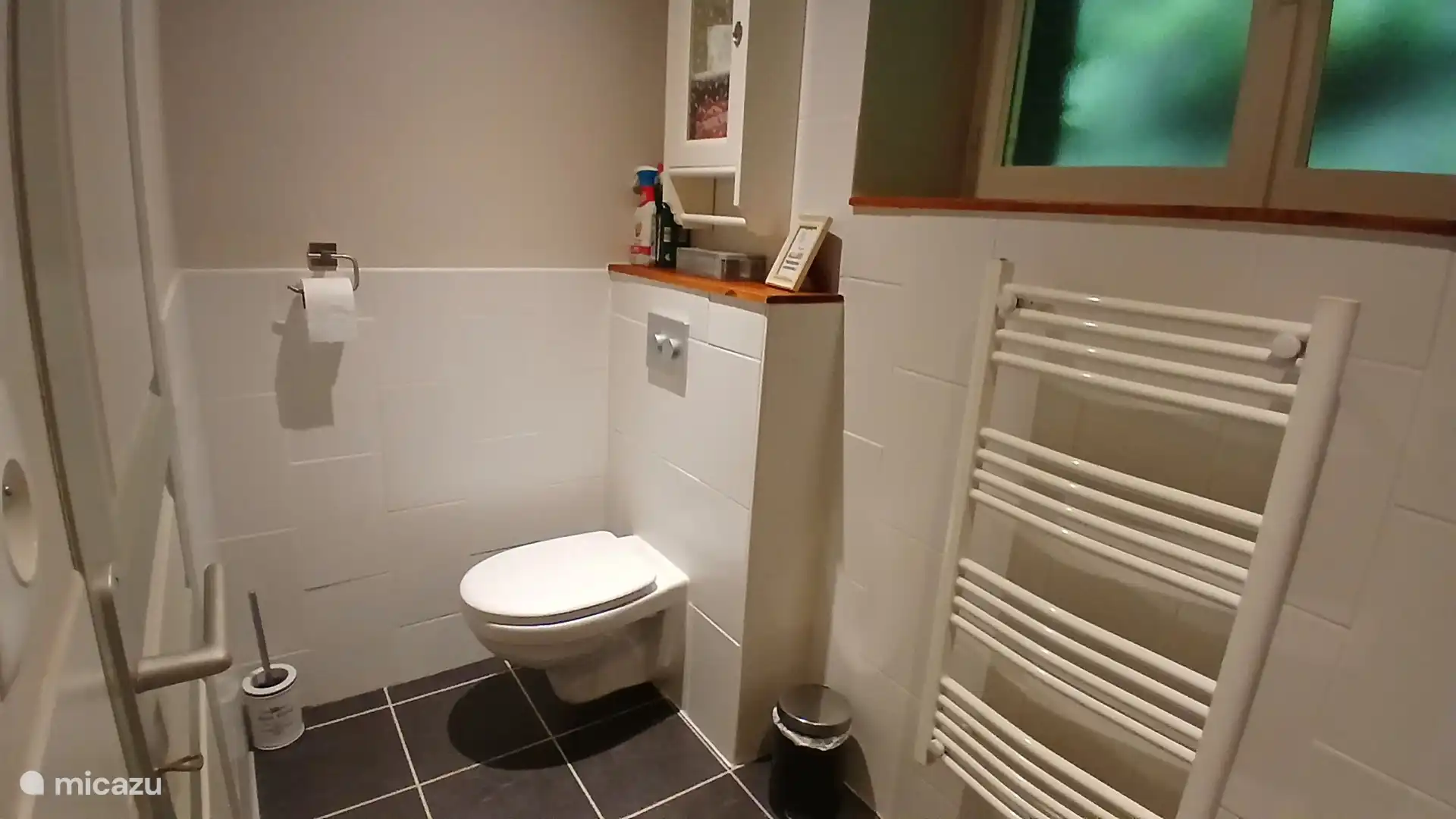 De badkamer is uitgerust met een zwevend toilet en handdoekverwarming.