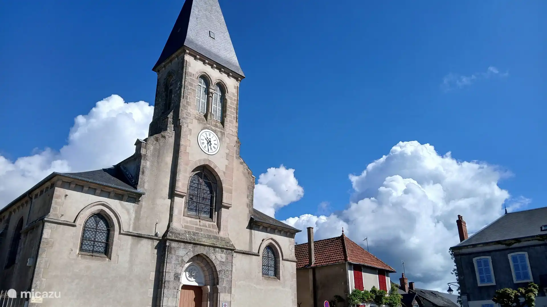 Gite 'Le Verne' is gelegen dichbij het lieflijke dorp Larochemillay.