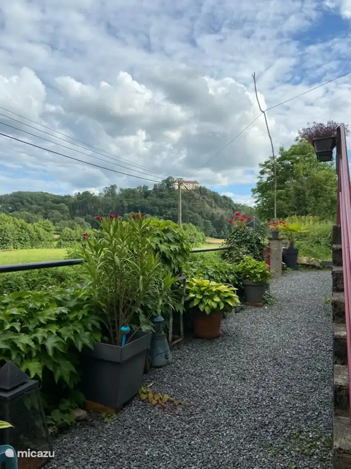 Vanaf het terras voor het huis heeft u uitzicht op het kasteel van Larochemillay.