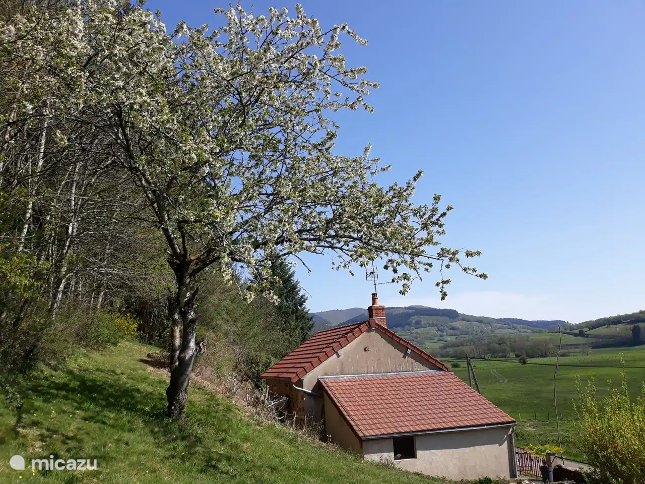Vanuit Le Verne heeft u een weids uitzicht op de vallei van de rivier La Roche, met op de achtergrond de top van de Mont Beuvray.