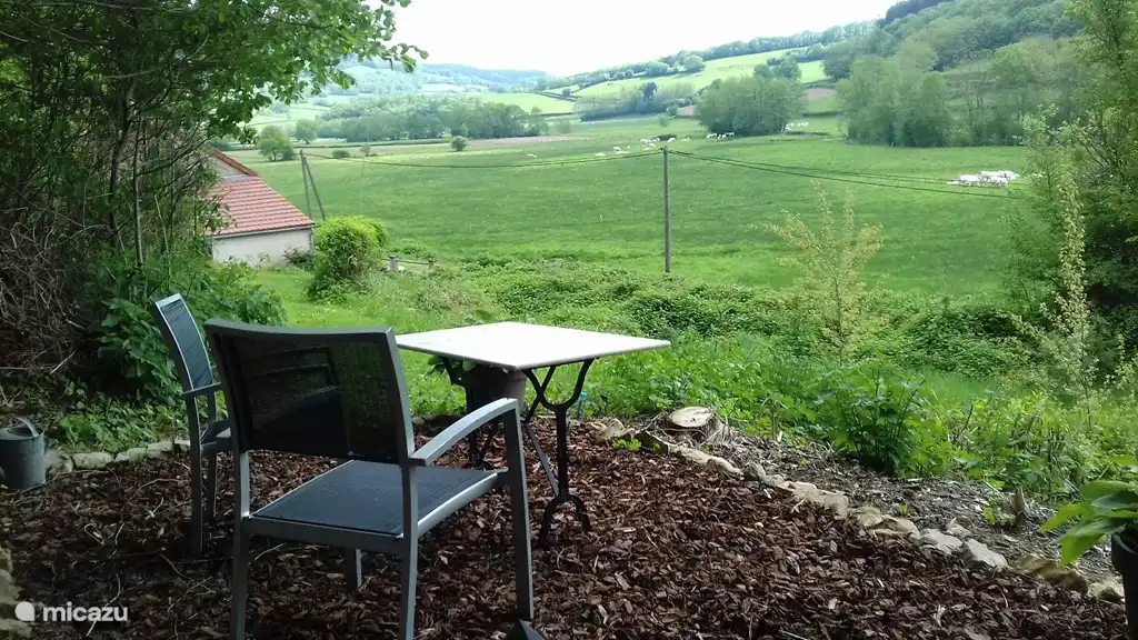 Eén van de plekjes in de tuin om rustig een boek te lezen.