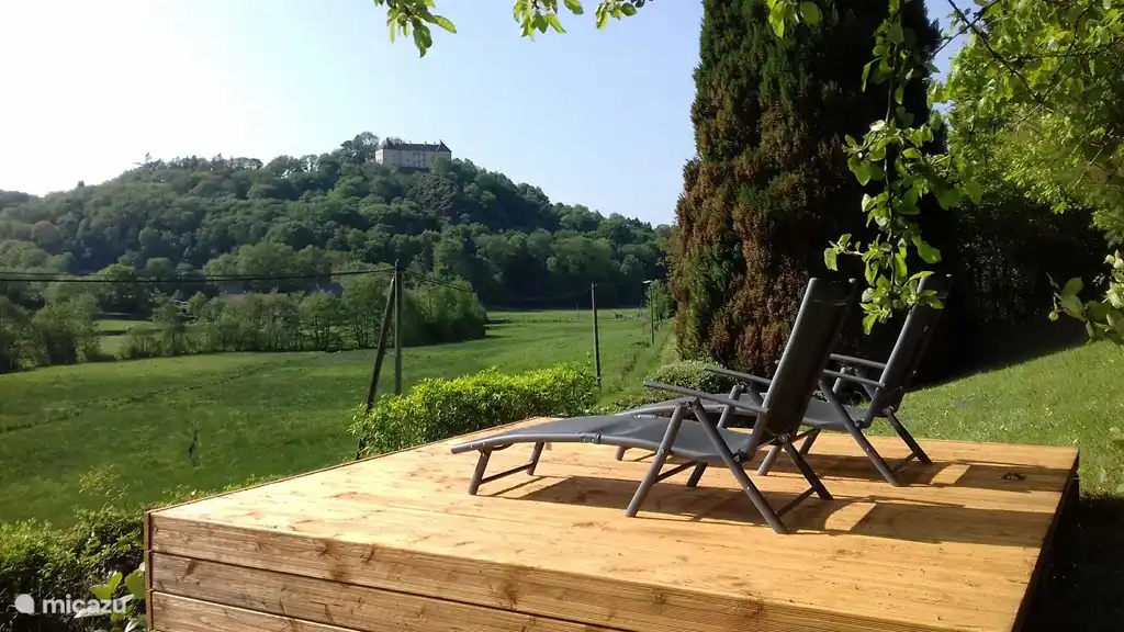 Vanuit de tuin heeft u uitzicht op het kasteel van Larochemillay.