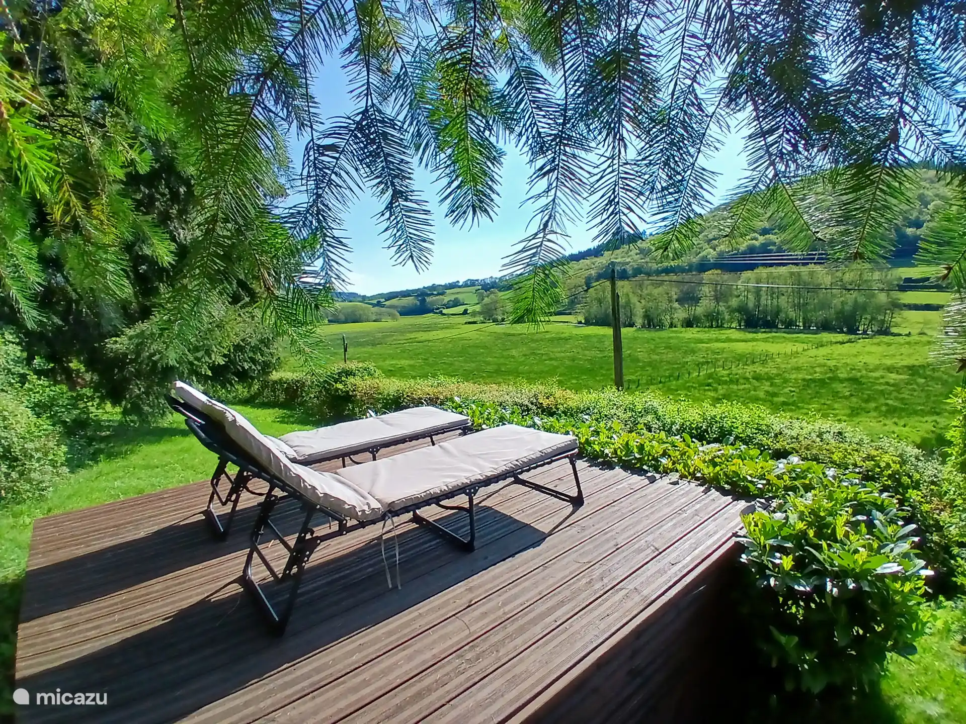 Nieuwe ligbedden met kussens op het zonne-terras.