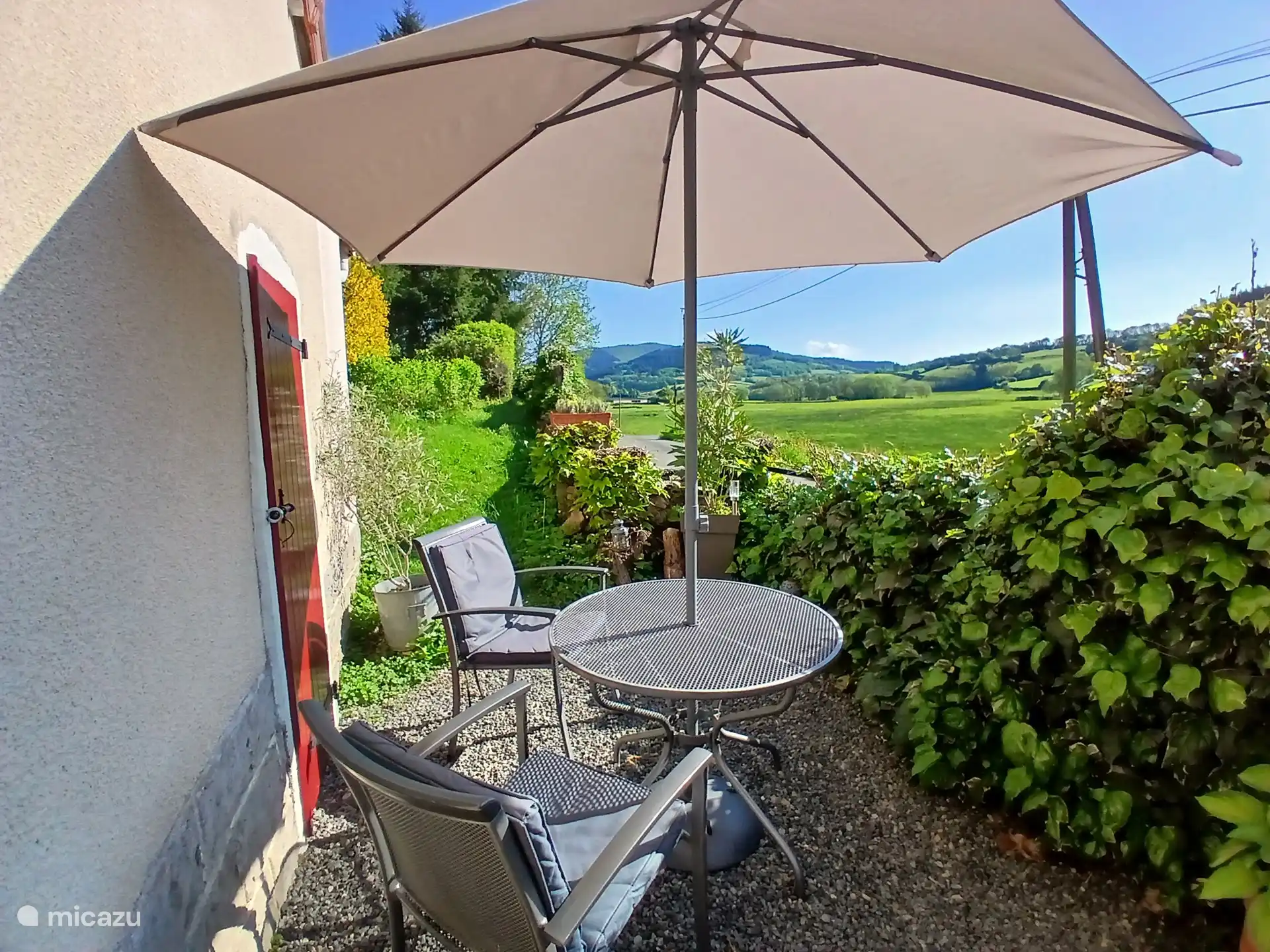 Lekker luieren op het terras voor het huis.