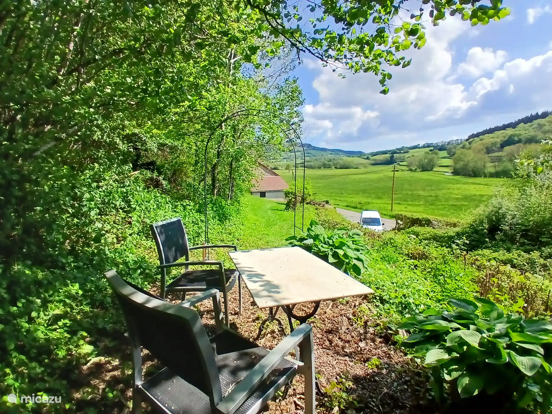 In de tuin vindt u verscholen zitjes.