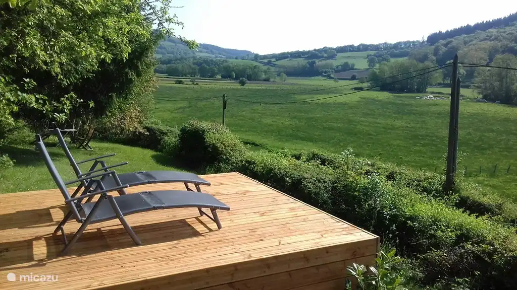 In de tuin vindt u meerdere plekjes om te ontstpannen, waaronder een panoramisch terras met twee ligstoelen.