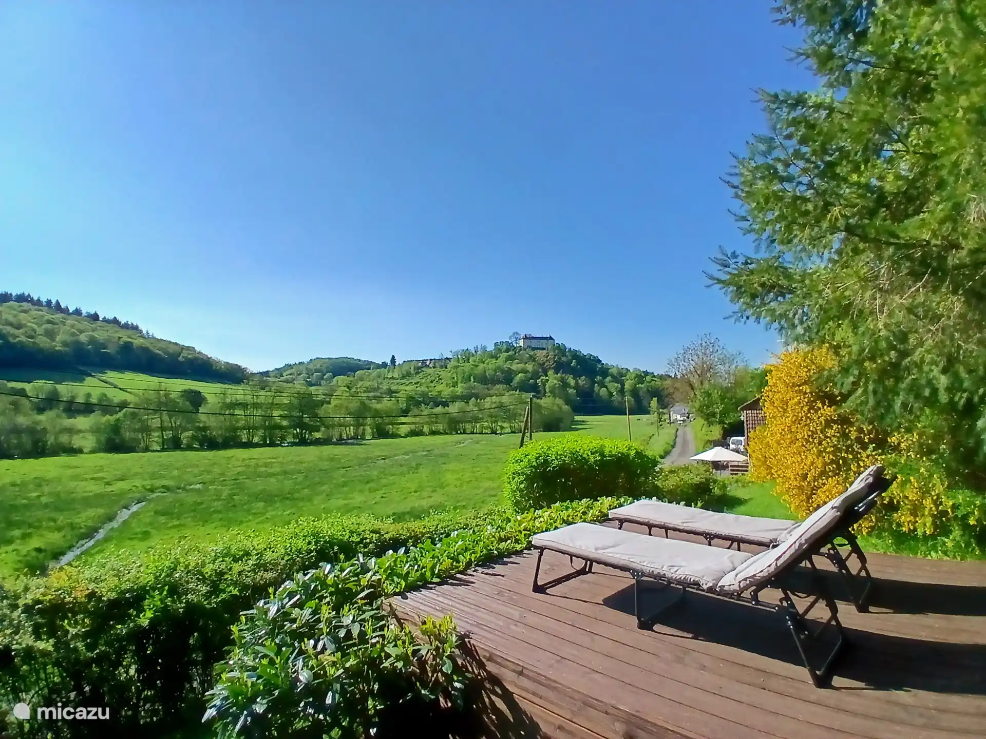 Uitzicht vanaf het zonne-dek op het kasteel van Larochemillay.