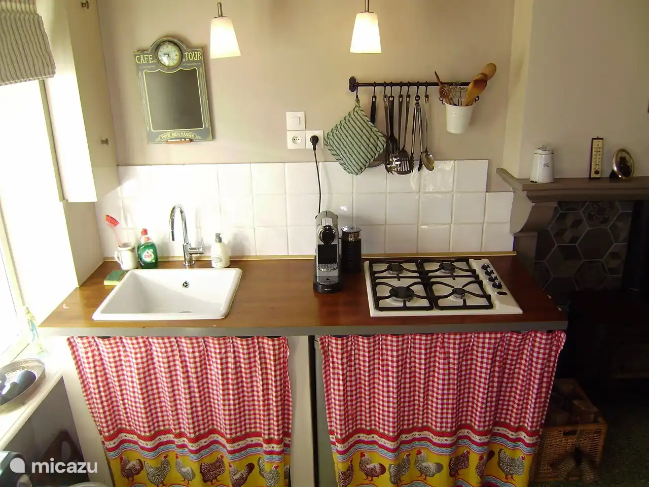 De keuken is uitgerust met een 4-pits gasfornuis. Voor het zetten van koffie kunt u kiezen uit Nespresso, Senseo en een 'klassiek' koffiezetapparaat.