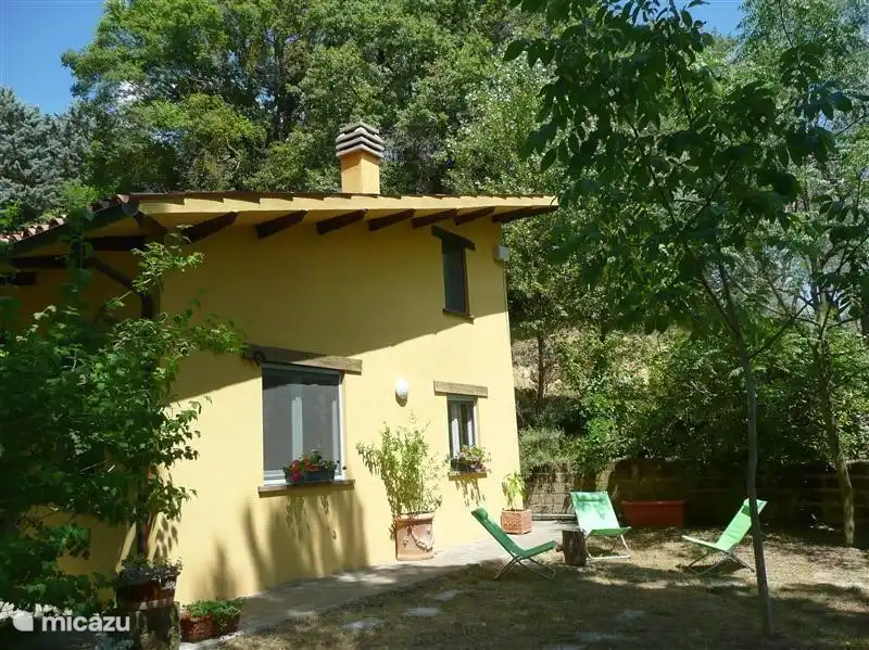 das Haus der Engel beiseite, ist es an einem schattigen Plätzchen, die groß in den heißen Sommern ist. Ein Platz an der Sonne ist doch immer gefunden werden.