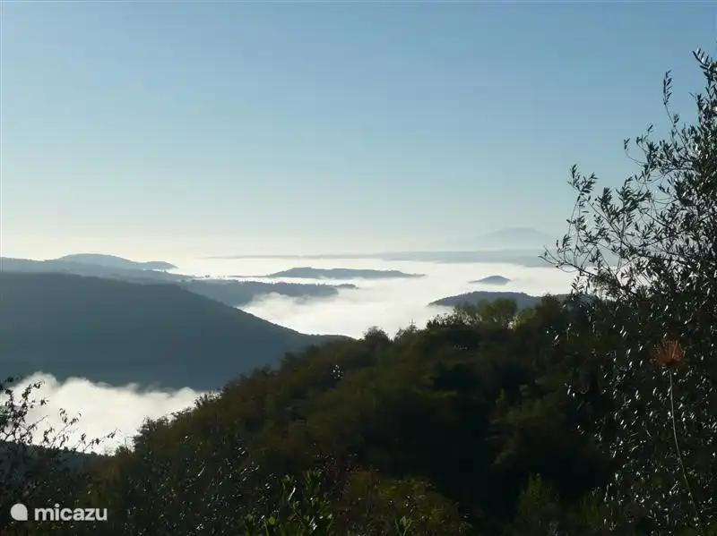dies ist nicht ein Meer mit felsigen Inseln westlich von Irland, aber die Aussicht über das Tal bis Orvieto an einem nebligen Morgen im November!