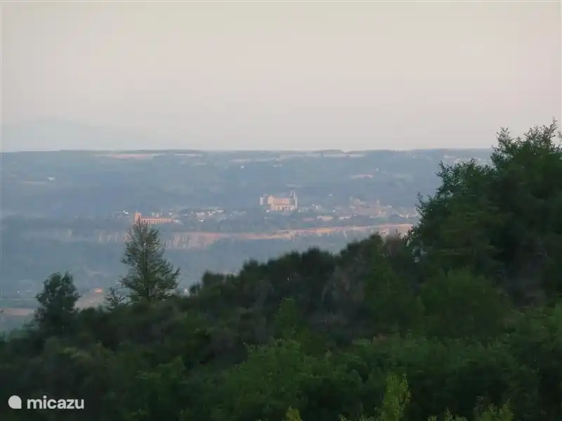 vauit die boventuin'kun Sie 80 km weg. Hier haben Sie auch einen Blick auf die gestreifte Seite der Kathedrale von Orvieto.