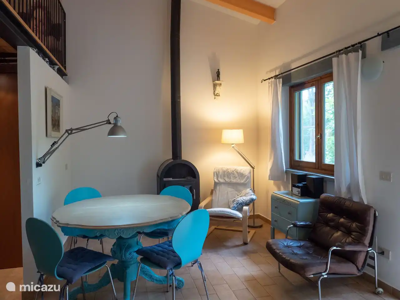 gemütliches Wohnzimmer mit einer Mischung aus modernen und Vintage-Möbeln und Holzofen