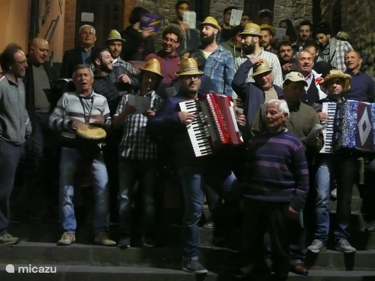 Cantamaggio, das insingen von der Mai. Viele Leute kommen dafuer in Ficulle