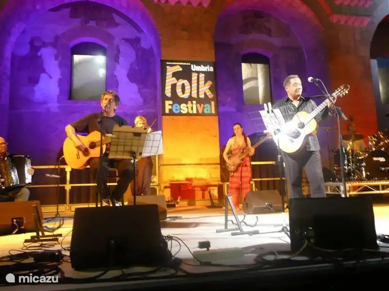 um den 20. August ist immer das Volksfest in Orvieto. Hier Eugenio Bennato mit einem kapverdischen Gast.