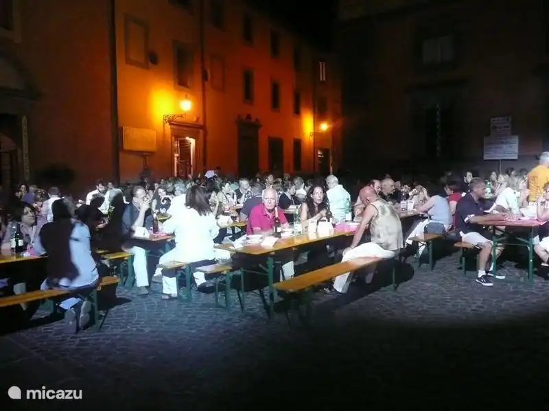 Italiener haben den Namen nicht richtig organisiert. wenn es ums Essen geht, ist das Denken nicht. Hier für etwa 3.500 Personen zum Abendessen (4 Gänge) zur Verfügung gestellt. Sie können sogar festlegen, zu welchem ??Zeitpunkt Sie die erste Gang serviert!