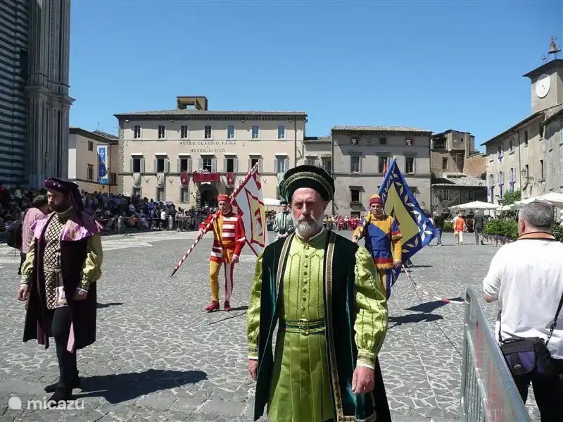 am zweiten Wochenende im Juni in Orvieto immer das 'corpus domini , von einem riesigen Festzug begleitet.